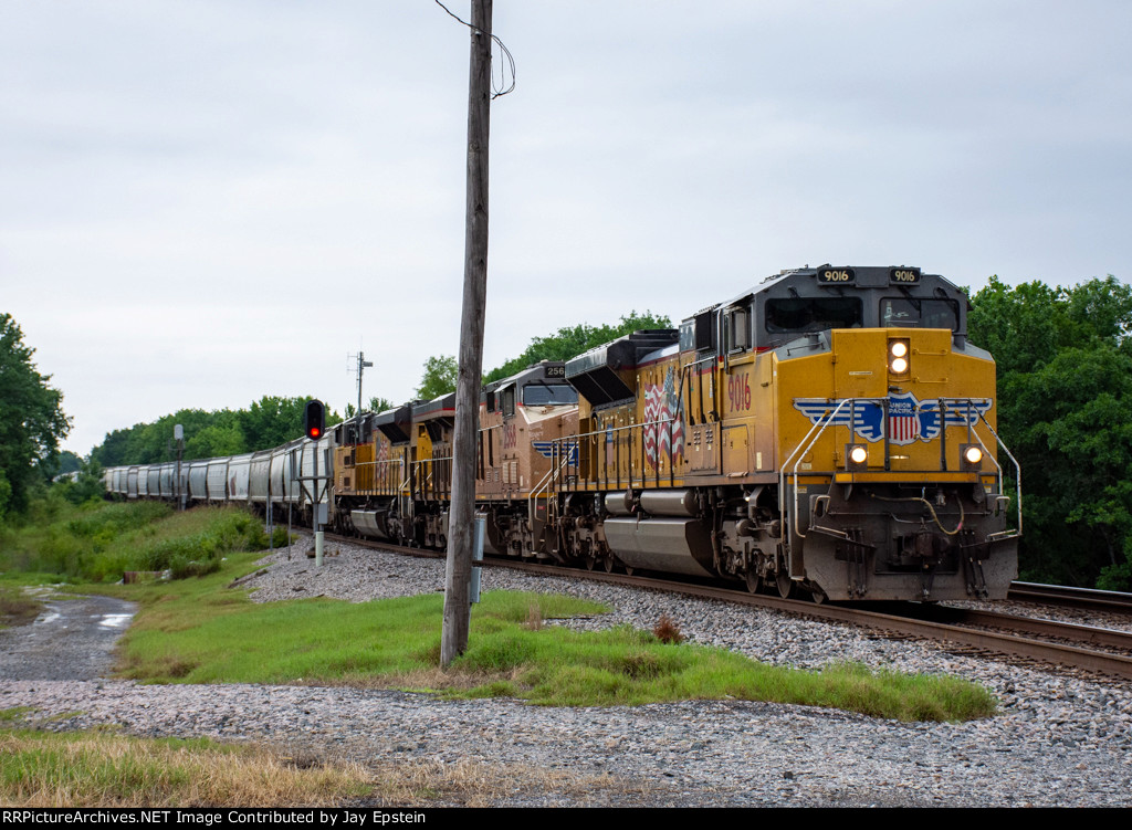 UP 9016 leads a southbound grain train into the siding McAlester 